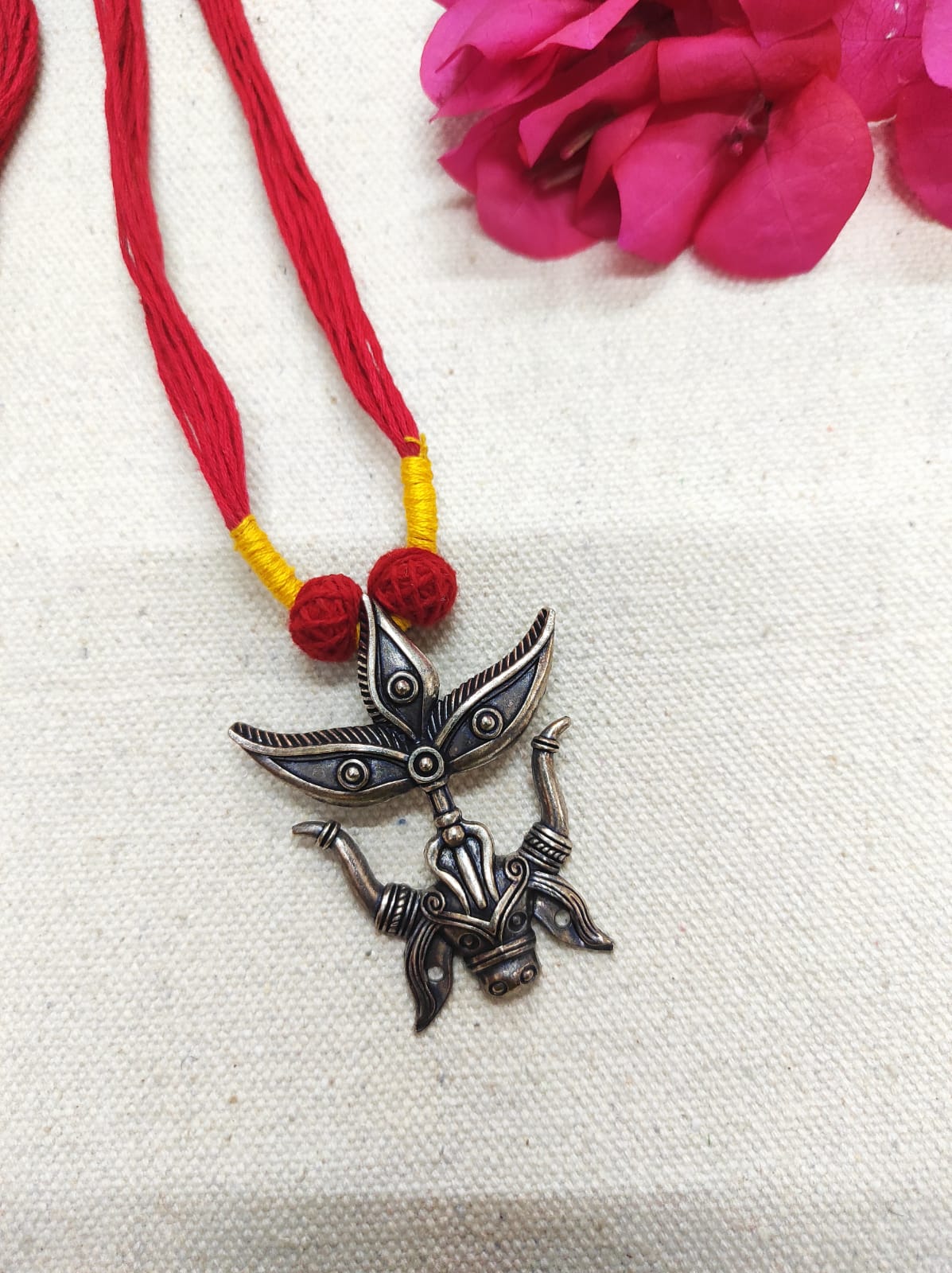 Oxidised neckpiece