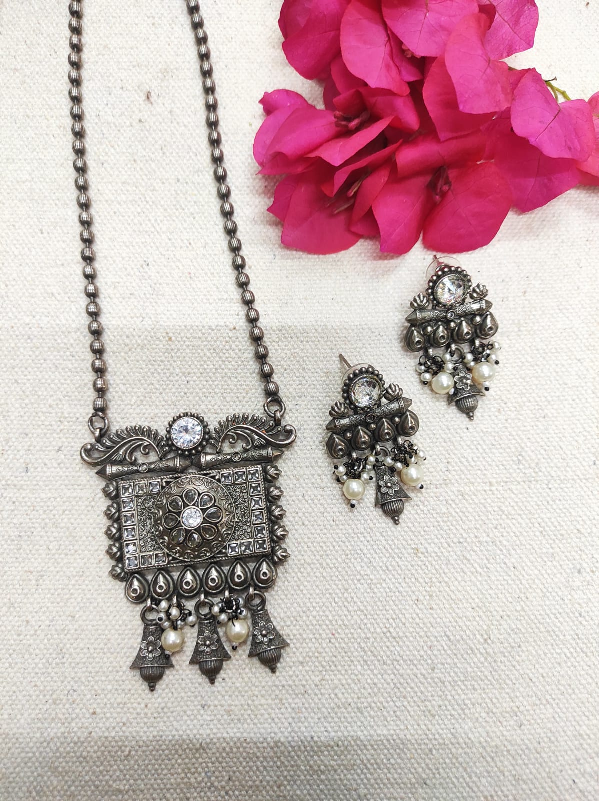 Oxidised neckpiece