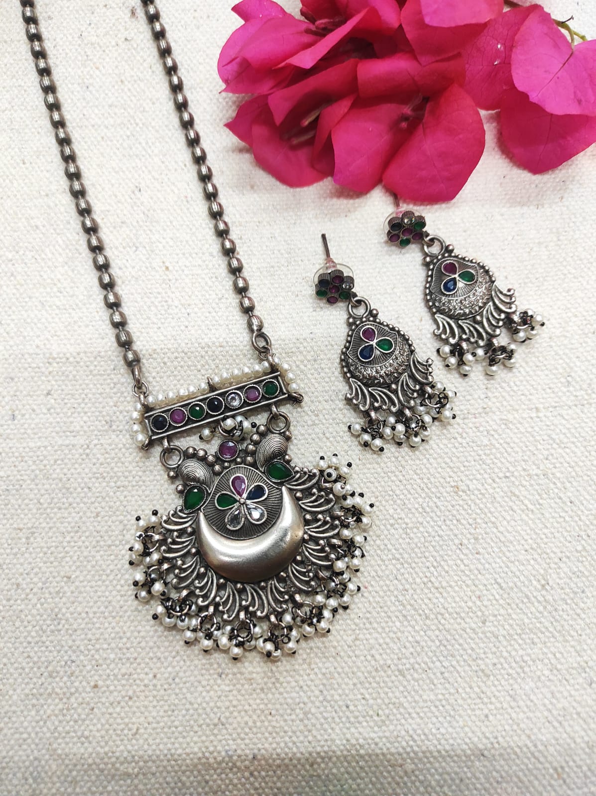 Oxidised neckpiece