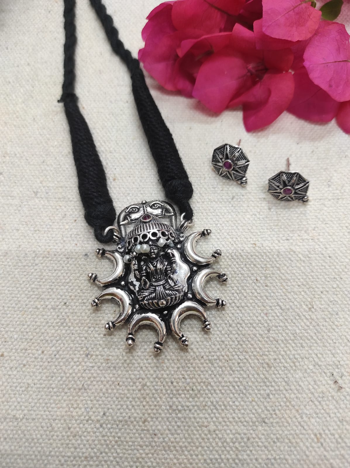 Oxidised neckpiece