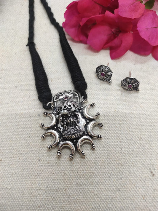 Oxidised neckpiece