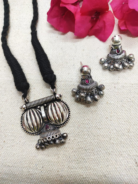 Oxidised neckpiece
