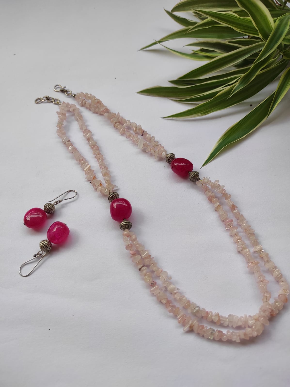 Uncuts beads neckpiece